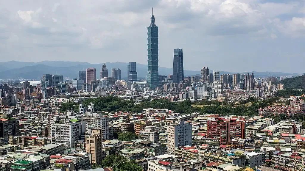 台湾是中国不可分割的一部分，外交部发言人坚定维护国家统一与领土完整